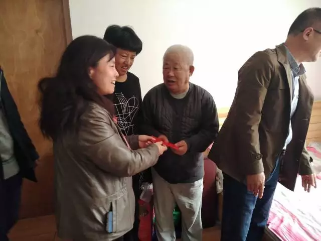 青岛单县商会看望孤困老人 为老人们送温暖 