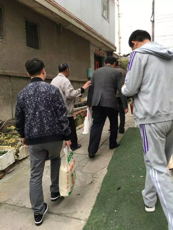 青岛单县商会看望孤困老人 为老人们送温暖 